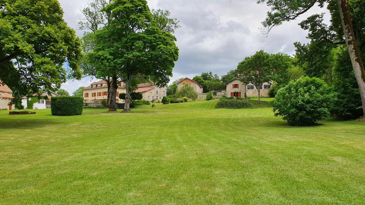 Domaine De Montvianeix Bed & Breakfast Saint-Victor-Montvianeix Bagian luar foto