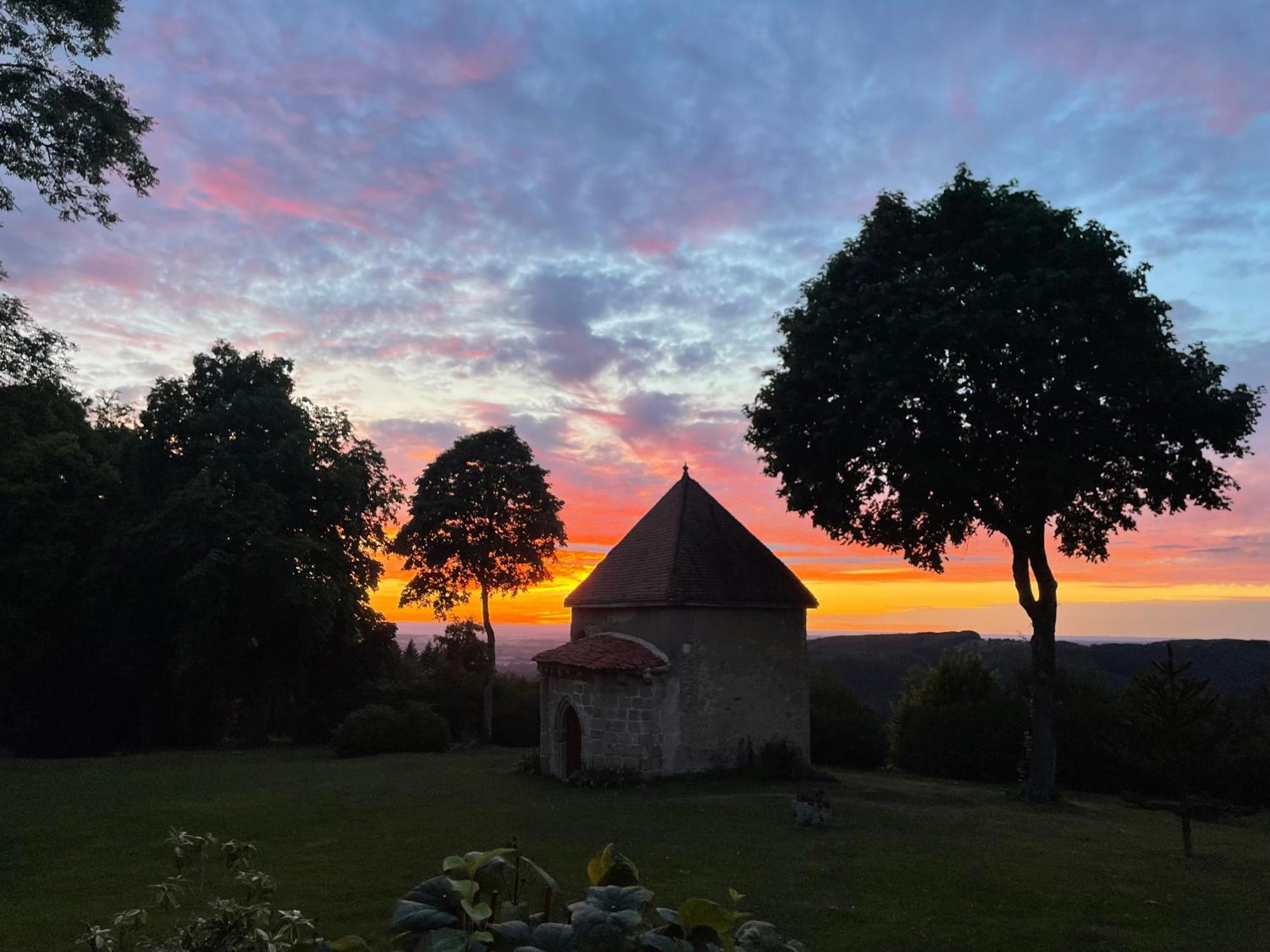 Domaine De Montvianeix Bed & Breakfast Saint-Victor-Montvianeix Bagian luar foto