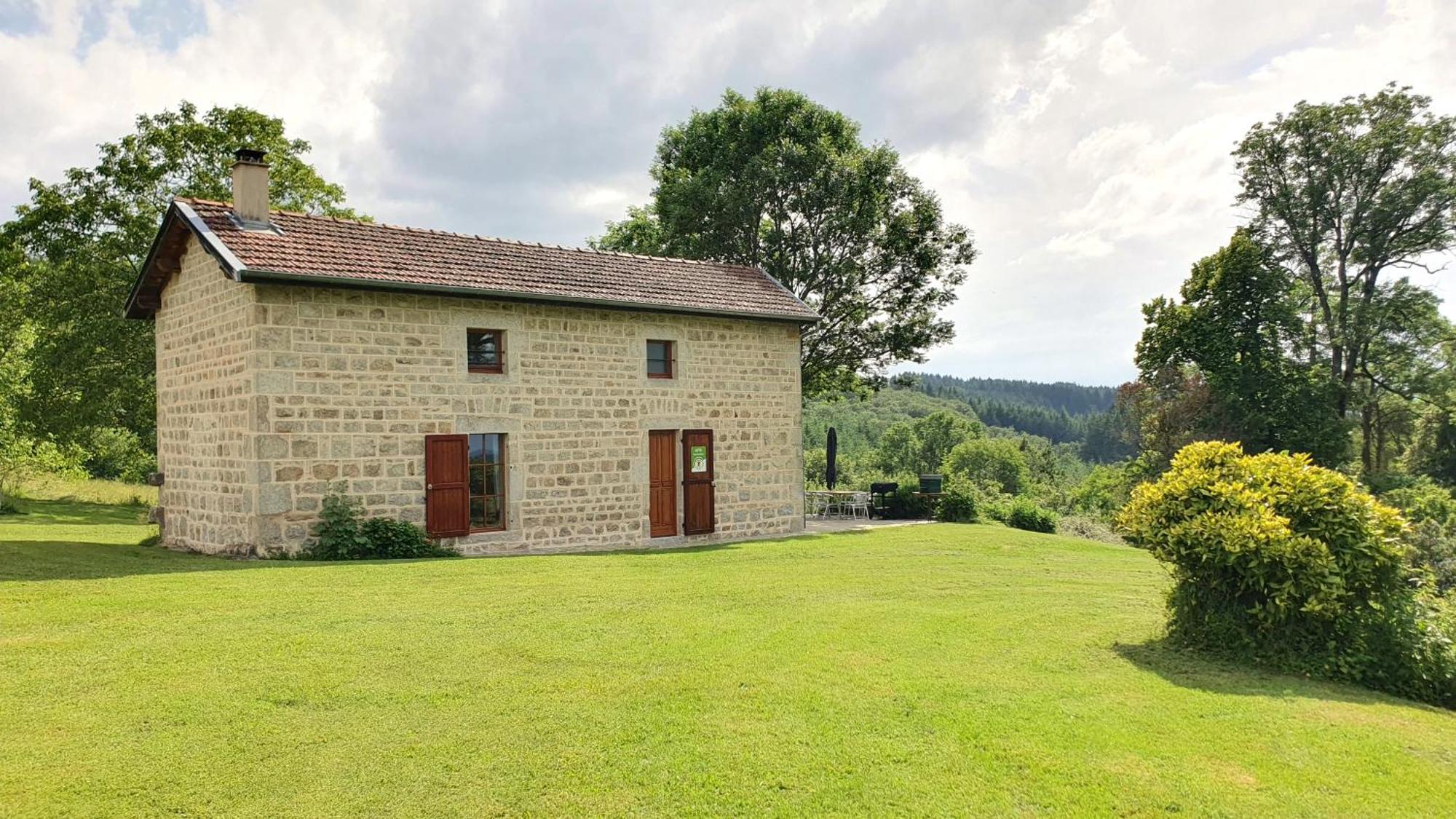 Domaine De Montvianeix Bed & Breakfast Saint-Victor-Montvianeix Bagian luar foto